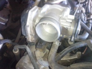 На фото - дроссельная заслонка, drive2.ru На фото - дроссельная заслонка, drive2.ru