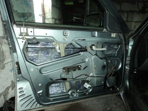 На фото - шумоизоляция дверей автомобиля, drive2.ru На фото - шумоизоляция дверей автомобиля, drive2.ru