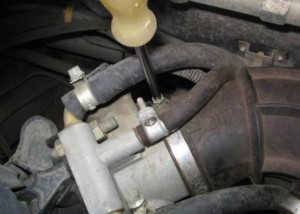 На фото - снятие дроссельной заслонки, v-lada.ru На фото - снятие дроссельной заслонки, v-lada.ru