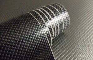 На фото - карбоновая пленка для автомобиля, tunebb.ru На фото - карбоновая пленка для автомобиля, tunebb.ru