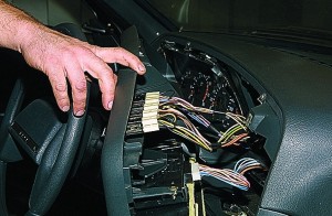 На фото - снятие панели приборов ВАЗ 2114, avtolyubiteli.com На фото - снятие панели приборов ВАЗ 2114, avtolyubiteli.com