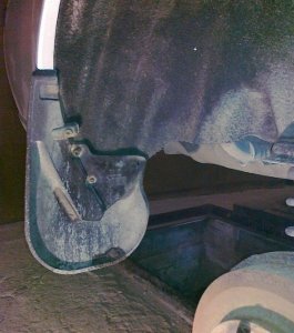 На фото - замена заднего брызговика на Форд Фокус, mycaroff.com На фото - замена заднего брызговика на Форд Фокус, mycaroff.com