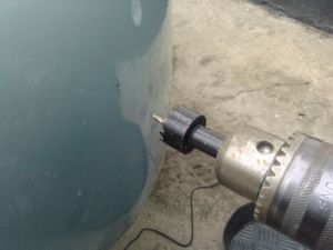 На фото - вырезание отверстий под датчики парктроника Aviline, autobc.ru На фото - вырезание отверстий под датчики парктроника Aviline, autobc.ru