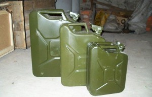 На фото - хранение бензина в канистрах, autodrop.ru На фото - хранение бензина в канистрах, autodrop.ru