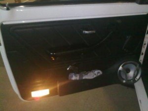 На фото - лампочки в дверях ВАЗ 2121 На фото - лампочки в дверях ВАЗ 2121