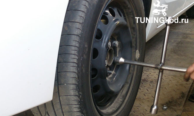 Снимаем колесо