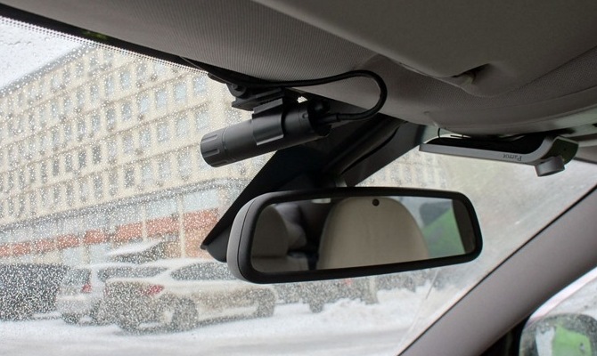 На фото - автовидеорегистратор с выносной камерой На фото - автовидеорегистратор с выносной камерой