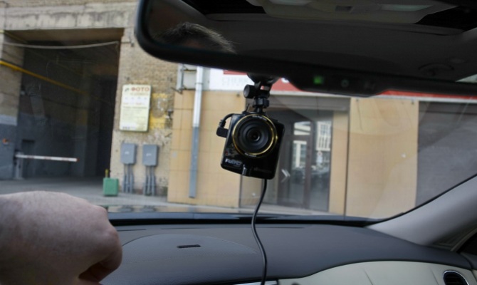 На фото - установка автовидеорегистратора На фото - установка автовидеорегистратора