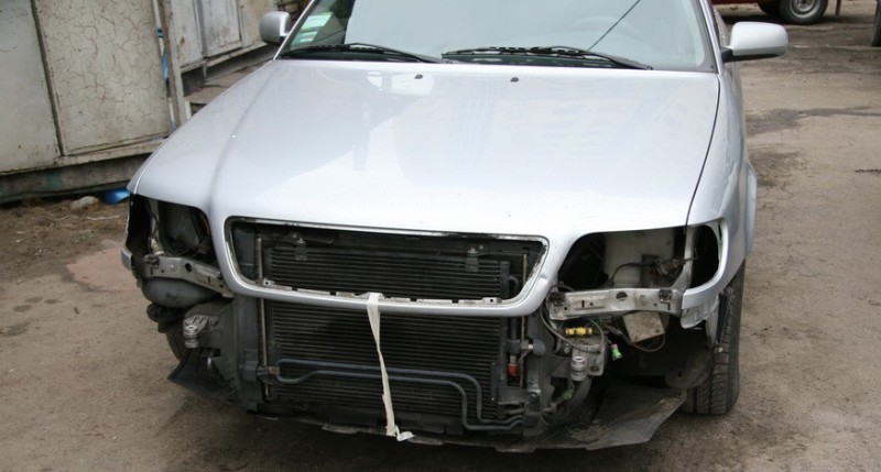 На фото - демонтаж деталей кузова авто перед покраской На фото - демонтаж деталей кузова авто перед покраской