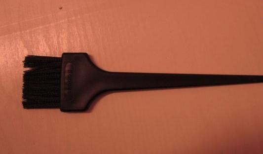 На фото - кисточка для покраски пластиковых элементов салона На фото - кисточка для покраски пластиковых элементов салона