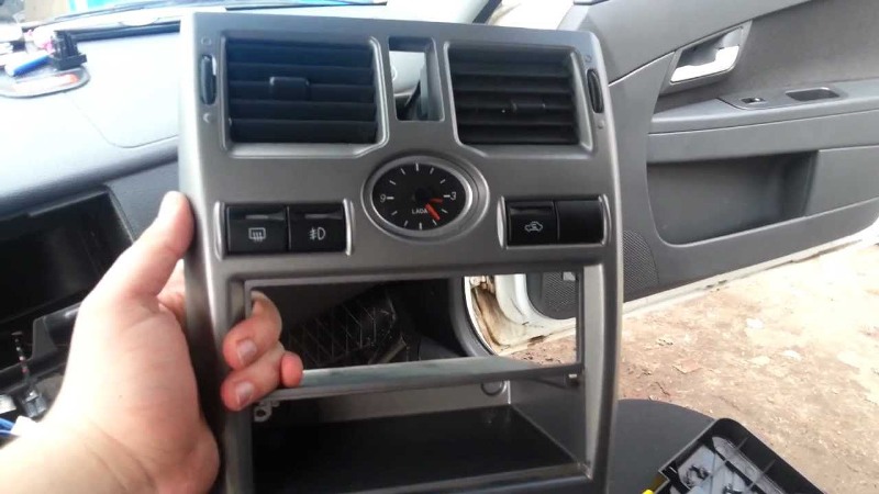 На фото - снятие консоли в Лада Приора На фото - снятие консоли в Лада Приора