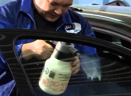 На фото - раствор для тонировки стекол автомобиля На фото - раствор для тонировки стекол автомобиля