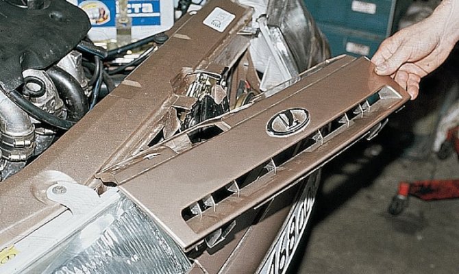 Фото демонтажа решетки радиатора Фото демонтажа решетки радиатора