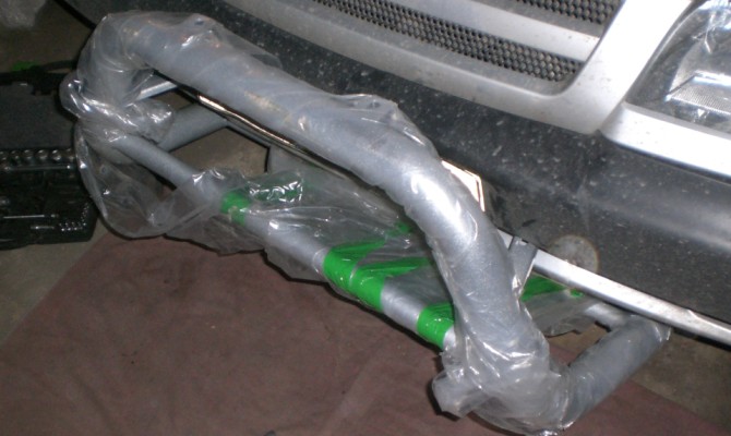 На фото - монтаж кенгурятника на Шевроле Нива На фото - монтаж кенгурятника на Шевроле Нива