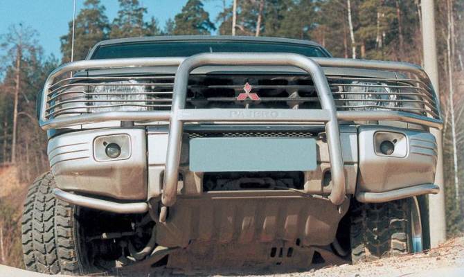 На фото - кенгурятник на автомобиле На фото - кенгурятник на автомобиле