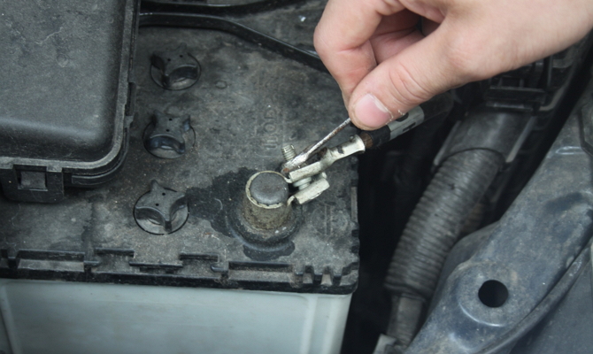 Снятие минусовой клеммы с аккумулятора авто Снятие минусовой клеммы с аккумулятора авто