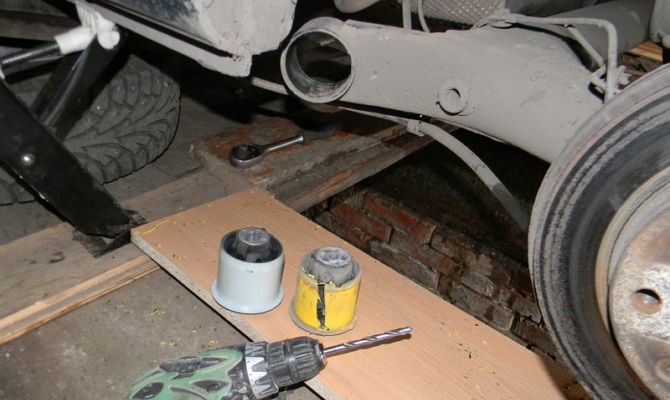 Замена сайлентблоков на задней балке Замена сайлентблоков на задней балке