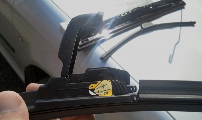 Замена щеток стеклоочистителей Замена щеток стеклоочистителей