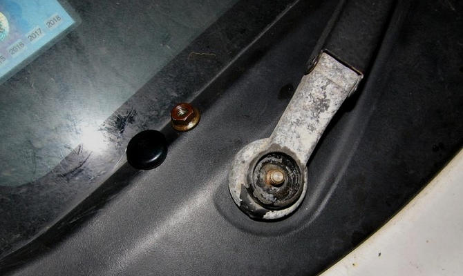 Пластмассовая пробка держателя стеклоочстителя Пластмассовая пробка держателя стеклоочстителя