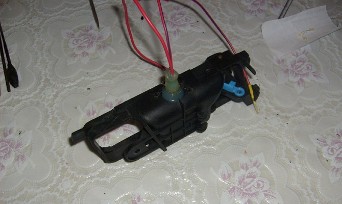 Монтаж диода в дверную ручку Монтаж диода в дверную ручку