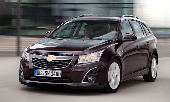 Пластиковая решетка в передней части Шевроле Круз Пластиковая решетка в передней части Шевроле Круз