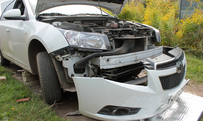 Отсоединение бампера от фар и подкрылков Отсоединение бампера от фар и подкрылков