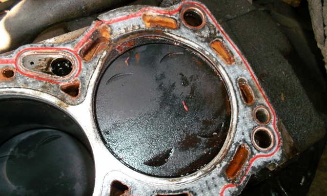 Порванная прокладка ГБЦ из паронита Порванная прокладка ГБЦ из паронита