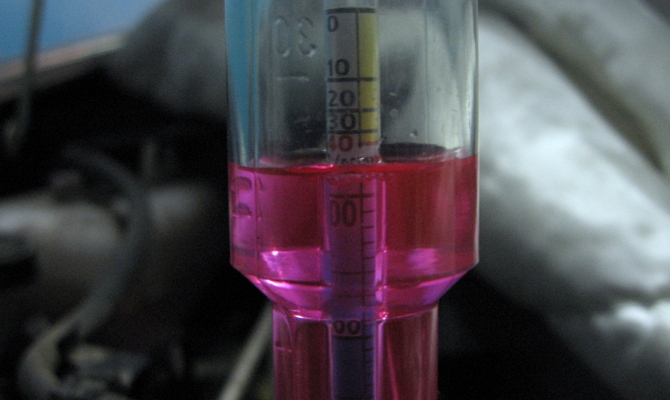 Проверка плотности хладагента ареометром Проверка плотности хладагента ареометром