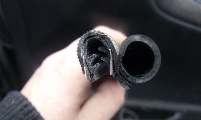 Износ уплотнителя крышки багажника ВАЗ 2114 Износ уплотнителя крышки багажника ВАЗ 2114