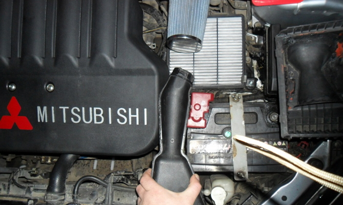 Проверка корпуса воздушного фильтра Mitsubishi Lancer Проверка корпуса воздушного фильтра Mitsubishi Lancer