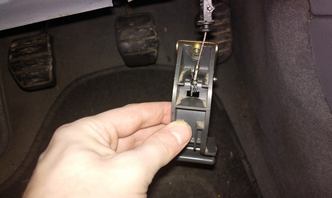 Снятие тягового механизма замка капота Снятие тягового механизма замка капота