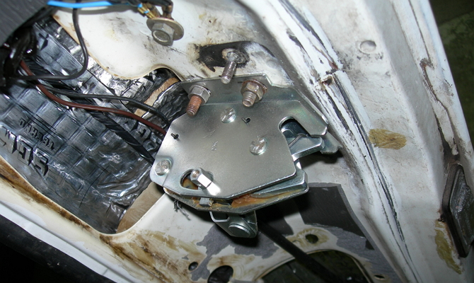 Регулировка положения замка крышки багажника Регулировка положения замка крышки багажника