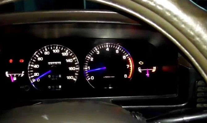 Тюнингованная приборная панель в салоне авто Тюнингованная приборная панель в салоне авто