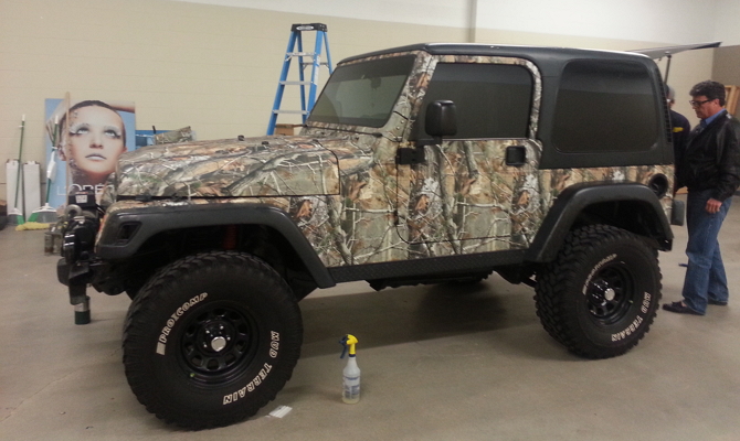 Камуфляж внедорожника под дерево Камуфляж внедорожника под дерево