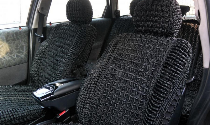 На фото - вязаный чехол для сиденья