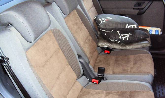 На фото - обивка сидений в авто