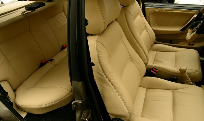 На фото - автокресла после перетяжки