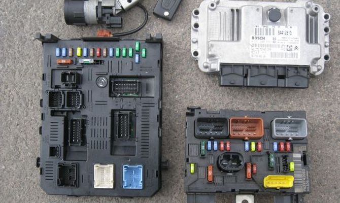 На фото - ЭБУ Peugeot