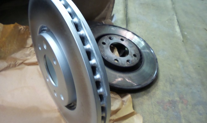 На фото - тормозные диски Пежо 308