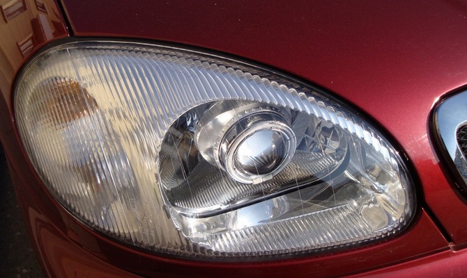 На фото - биксеноновые линзы в фары авто