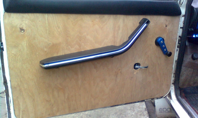 Закрепление звукоизоляционной фанеры на дверце авто Закрепление звукоизоляционной фанеры на дверце авто