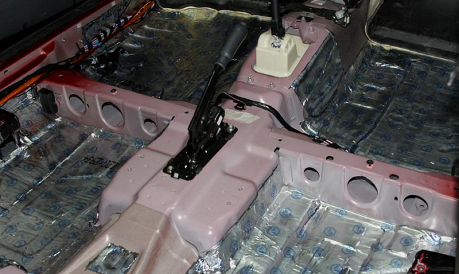 Наводим порядок в салоне – меняем обивку и защищаемся от шума Наводим порядок в салоне – меняем обивку и защищаемся от шума