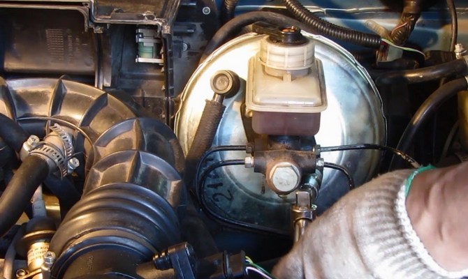 Монтаж увеличенного тормозного усилителя – для безопасной езды Монтаж увеличенного тормозного усилителя – для безопасной езды