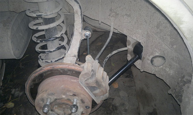 Штатные сайлентблоки лучше заменить полиуретановыми деталями