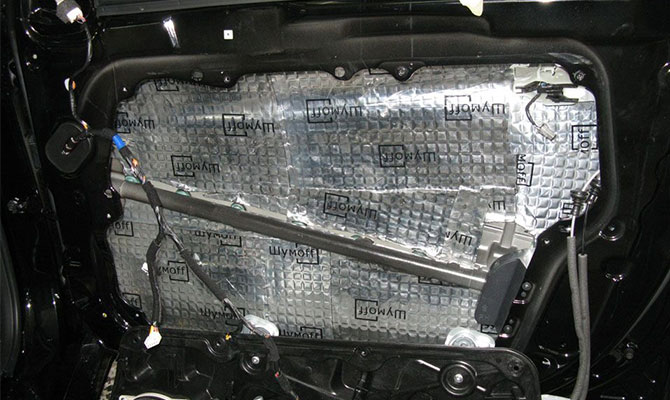 Шумоизоляционный материал в салоне несложно заменить самостоятельно