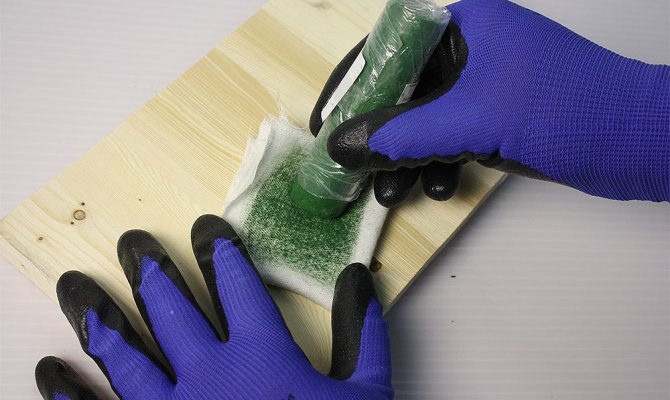 В своем обычном состоянии паста ГОИ очень сухая, что препятствует легкому нанесению на полировочную ткань В своем обычном состоянии паста ГОИ очень сухая, что препятствует легкому нанесению на полировочную ткань