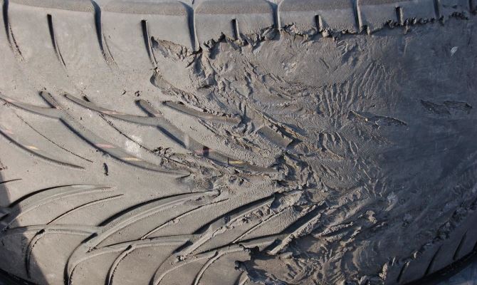 В данном случае не нужно быть профессионалом, чтобы ощутить острую необходимость замены — состояние шин неудовлетворительное В данном случае не нужно быть профессионалом, чтобы ощутить острую необходимость замены — состояние шин неудовлетворительное