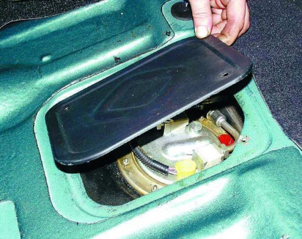 Доступ к бензонасосу под сиденьем Доступ к бензонасосу под сиденьем