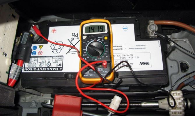 Разряд аккумулятора сопровождается расходом кислоты, которая входит в его состав Разряд аккумулятора сопровождается расходом кислоты, которая входит в его состав