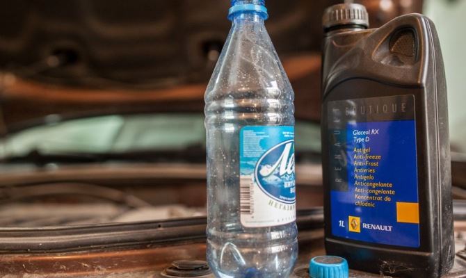 В теплое время года вы можете ограничиться разбавлением антифриза обычной дистиллированной водой, в случае когда выработалась часть жидкости и требуется долив В теплое время года вы можете ограничиться разбавлением антифриза обычной дистиллированной водой, в случае когда выработалась часть жидкости и требуется долив